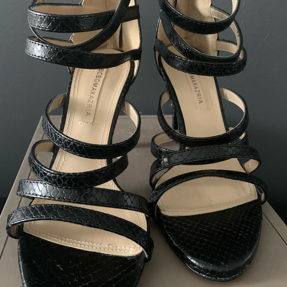 BCBG Goat Skin leather sandals in black. EUC